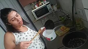 Sarah Rosa vaří sexy banánovou farofu v plném horkém videu na červeném