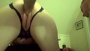 ملكة اللكم الشقراء ترش بقوة في سروال داخلي بدون أمام. الثقوب تمتد وتدمر!