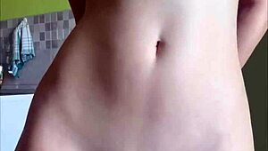 بنت حلوة تلعب بديلدو مع ميسكي - شوف كسها المبلل وهي تلعب!