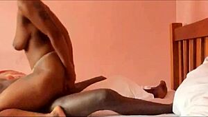 Milf ebony cavalca cazzo nero spesso con sborra sul culo in anteprima bollente