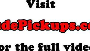 अरे, देखो ये छोटी हॉट बेब पब्लिक में लंड चूस रही है!