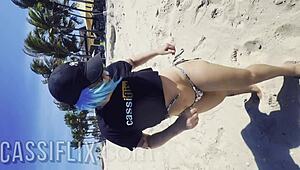 Én és a barátnőm szopjuk azt a kemény és vastag finom faszt, amíg be nem dugja a szoros seggünkbe és el nem él mindenen belül