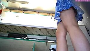 섹시한 금발녀, 직장에서 다시 몰카로 업스커트 찍힘