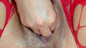 Слушај, ова врућа колумбијска милф мастурбира, рашири своју велику гузу док не прсне