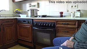 Ryzykowne domowe romans z chętna siostrzyczką, z nutą zakazanych dreszczy. Czy możemy zostać przyłapani w każdej chwili?