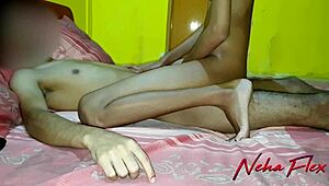 인도 여자가 친구랑 뜨거운 카우걸 스타일로 타는 세션