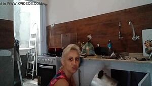 Stella, pronta per azione mattutina in camera o cucina? Tutto rosso!