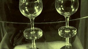 La naiba, lesbiene vintage funky cu sâni lăptoși se dezlănțuie sălbatic!