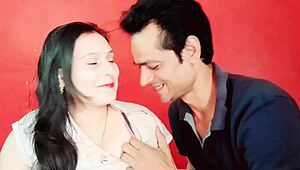 Una sesión anal hardcore se desata mientras Puja es follada por Prem en un video casero