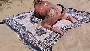 Une bonne salope se fait défoncer sur la plage