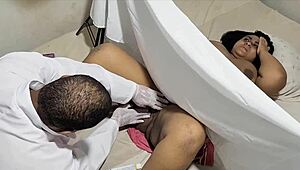 Tajny ginekolog pieprzy tęgą Latynoskę w prysznicu