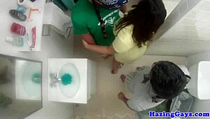 अरे, गे स्टूडेंट्स को हॉस्टल में किस और चुदाई करते देखना है? रात में रॉ ट्विंक एक्शन से हॉट क्या हो सकता है?