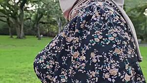 MILF con culo grosso in hijab piscia all’aperto e viene dita