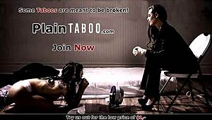 En plaintaboo com, la consejera chupa y folla al marido delante de su esposa.