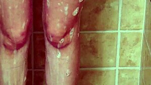 jeg så på denne sexy brune modellen under fotoshooten hennes og så tok hun en avslappende dusj