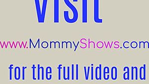 أمي الزوجة السحاقية تتدلع من بنت مراهقة فخمة، وأنا مهووسة أتفرج عليهم