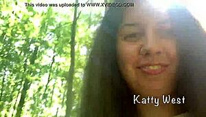 Remaja 18+ Jalan di Taman Publik, Pipis, dan Ngobrol Kotor di Hutan.