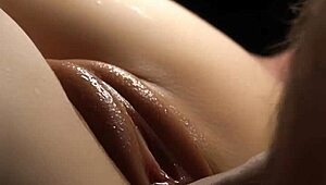 Její hladká píča potřísněná spermatem. Šukána znovu pro další hluboký creampie