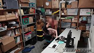 ตำรวจจับผู้ต้องสงสัยวัยรุ่น 18+ ในร้าน