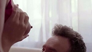 Tlusté prsa milf jezdí na velkém kokotu osamělého syna ve skutečnosti