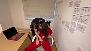 哇，我的医学生骗了我，我们在办公室里赤裸裸！