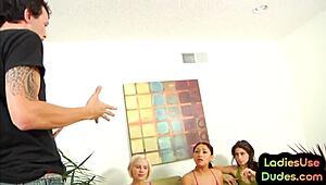 Ei, essas dominas de pegging estão fodendo o cu de um sissy com strap-on enquanto chupam pau duro!