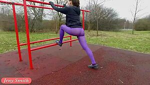 제니 스미스의 팬티호스 워크아웃에서 귀여운 엉덩이 퍼블릭 플래시! 완전 빠졌어!