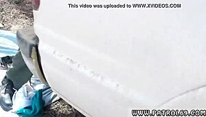 Brunette i strømpebukser spørger: Vil du se min solo-orgasme udendørs?