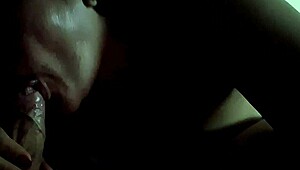 Aluna safada aprendendo boquete com professor no escuro do Netflix