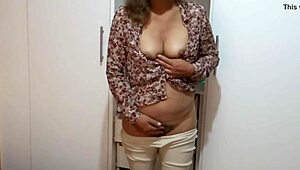 哇，哥伦比亚熟女下班后超饥渴，自己摸起来了