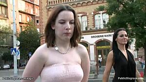 Bledá britská otrokyňa dostáva tvrdo šukanú na verejnosti v skupinovej scéne