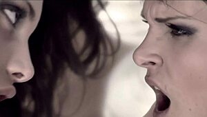 Alman komşu kızı, lezbiyen aksiyonla yan komşusuyla yaramazlık yapıyor.