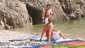 Plážové kočky prichytené pri jazdení a fajčení tvrdo, ohnuté s roztrhaným oblečením