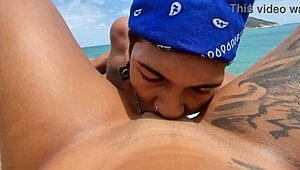 Tatuada rica dándolo todo al natural en la roca de playa nudista en Río de Janeiro 😍