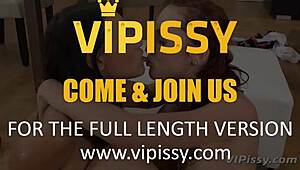 撒尿女同Daphne和Iris用玩具浸泡在尿液中