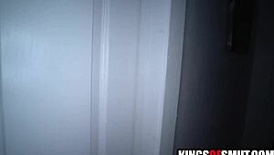 Извратен доведен брат се промъква в банята за изненада на доведената сестра