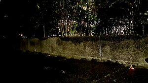 Эй, глянь на эту тайваньскую ледибой, которая делает уличный анал косплей с игрушками 🍆🔥