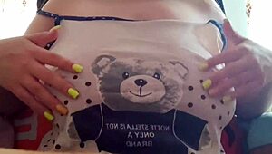 年轻学生妹胸部晃动，想近距离看她大奶头被挑逗吗？