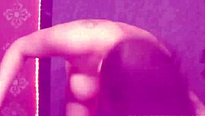 Natasha Vega通过寻欢洞吸那个巨大黑鸡巴，天哪，我震惊了！