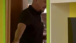 Voi vittu! Kypsä Daddy4k-mies naida teiniä yliopiston valmistujaisissa