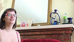 בטי מאוננת לכוס השעירה שלה כל כך טוב