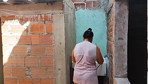 Minha meia-irmã toma banho aqui e pede ajuda, aí arrombo a bunda enorme dela