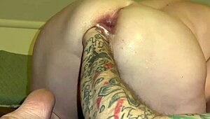 Ого, поверишь, эта королева кулака скачет на моем кулаке глубоко в пизде, пока кончает мне в рот?