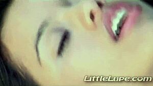 Little Lupeがリラックスしてマンコを擦って指マン、自然な巨乳出して