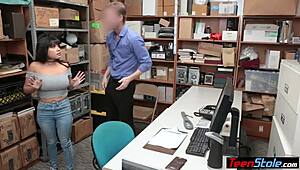 Remaja Latina Mungil Pencuri Berpayudara Besar Digoyang di CCTV