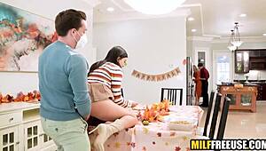 Hei, Tule Mukaan Villiin Perheillalliseen Kiitospäivänä Tänään!