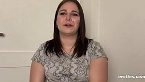 Η Έμμα παίζει μόνη της ιδιωτικά για την κάμερα