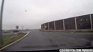 היי, רוצה לראות את האלה האדומה הזאת דופקת חזק?