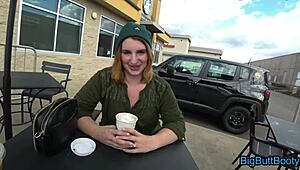 荡妇女友在狂野车震中得到射精和受孕内射