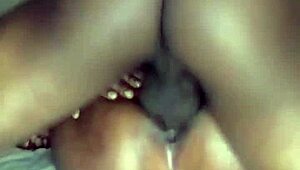 毛むくじゃらのタイトマンコがアマチュアに近いビューでペネトレート